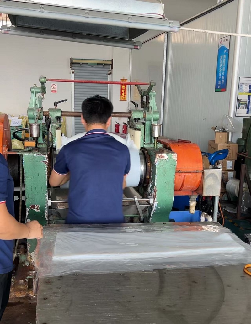 Silicone rubber compounding in ZHENGGUAN rubber factory